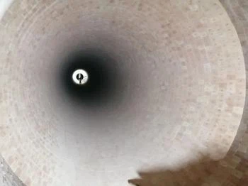 TŰZÁLLÓ TÉGLÁK FALÁZÁSI MÓDSZERE SZEMÉTEGETŐ FORGÓKEMÉNYÉBEN